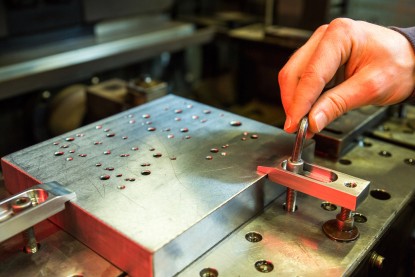 Werkzeugbau | Umformtechnik Detailaufnahme Firma Jofrim Stanztechnik Einspannen von Werkzeugen